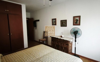 Spacious bungalow with a communal swimming pool and tennis court next to the golf club.